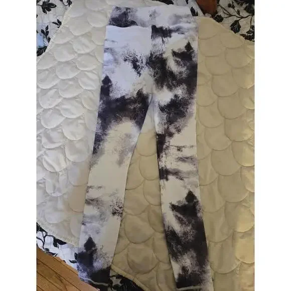 Spiritual Gangster Women's Black and White Tie-Dye Leggings, Size M - Picture 4 of 4